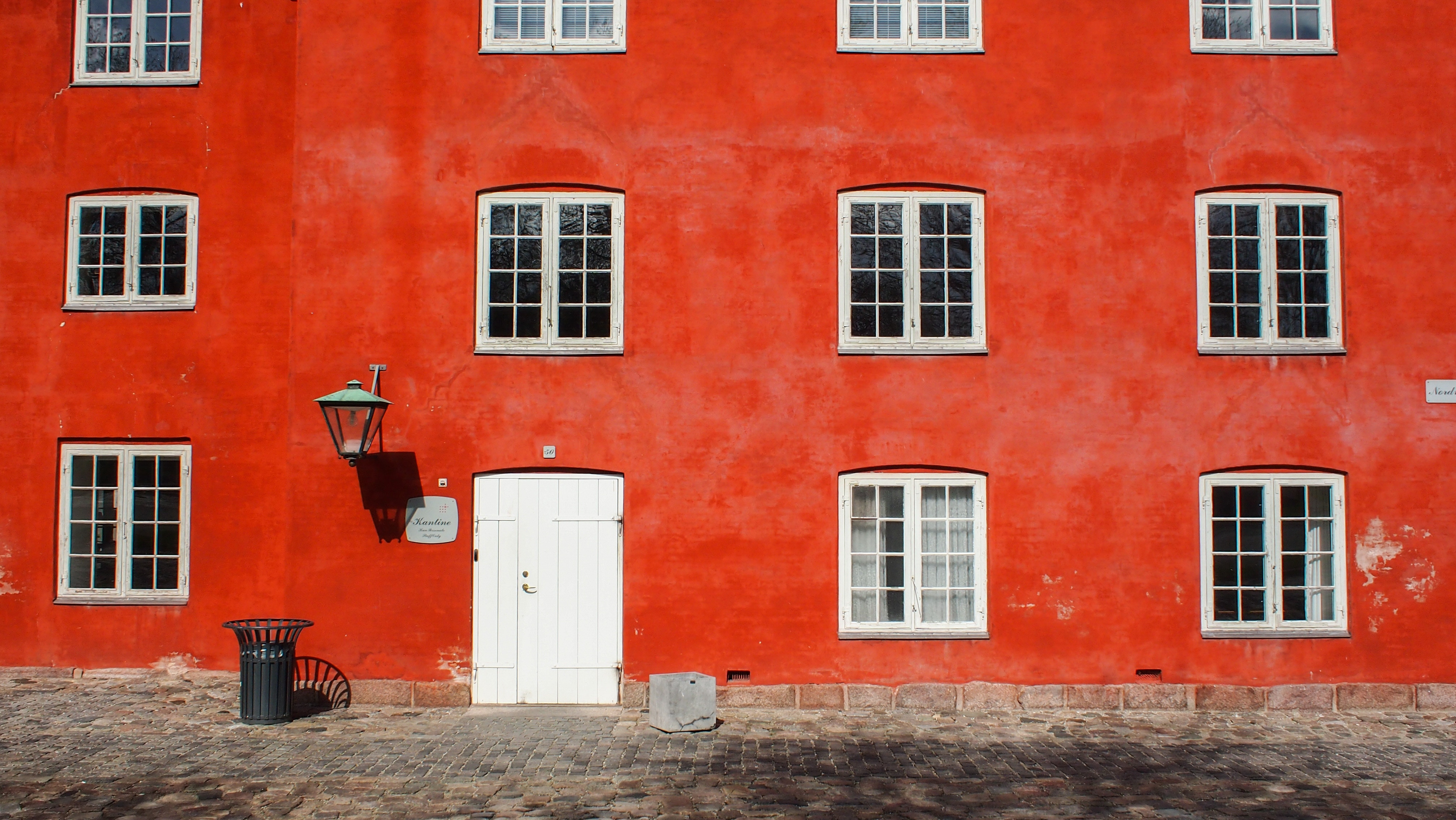Город стена красная. Окно на красной стене. Красная стена. Красный бетон. Красные стены городские.